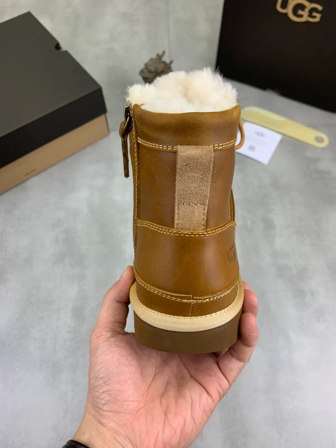 Men's men's shoes 💰P640 New top version UGG 2025 autumn and winter high-top new casual shoes new series Ansley Mules Fashionable and comfortable shallow flat slip-on casual loafers ✨ Classic suede cowhide with 10mm wool lining Insole Fleece collar Soft and comfortable ❤️ Decorated with UGG classic heat embossed brand logo on the back side Full texture Lightweight rubber sole Anti-slip, wear-resistant and comfortable Color: Black Brown Size: 39-45